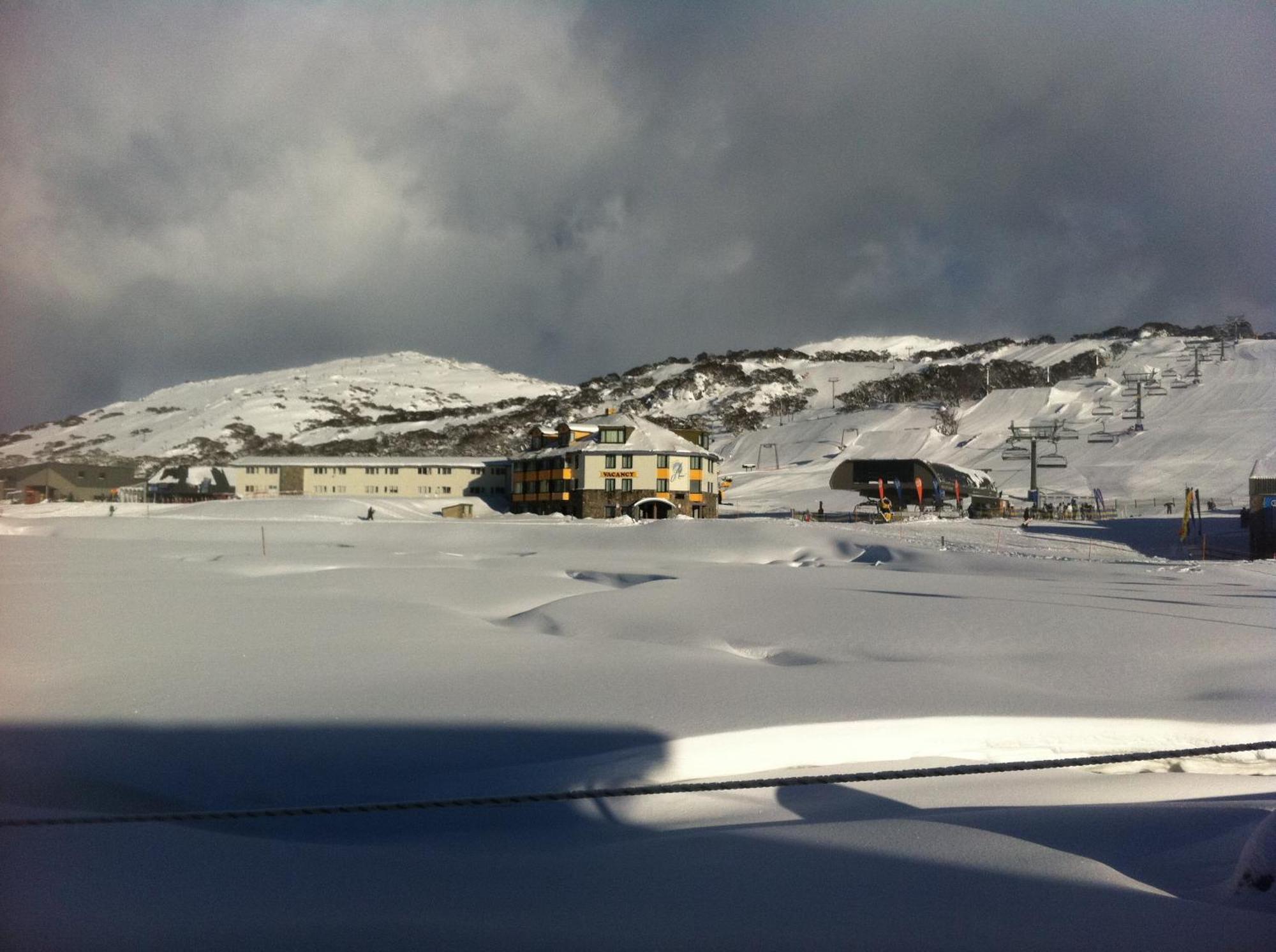 Perisher Manor Hotel เพอริชเชอร์วัลเลย์ ภายนอก รูปภาพ